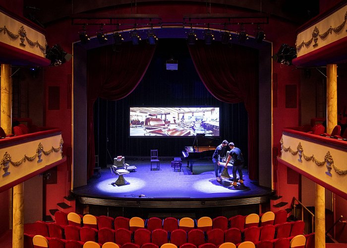 De Kleine Komedie Knippen of sporten in het theater: zalen gaan uit protest open photo