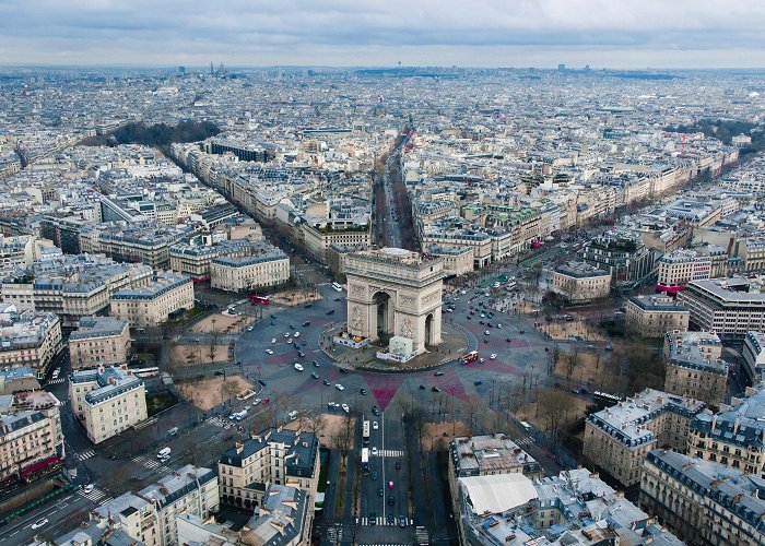 Avenue des Champs-Elysées Visit the Champs-Elysées Avenue in Paris photo