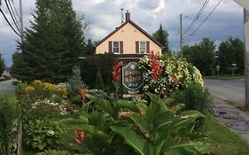 A Amour Et Amitie Bed & Breakfast Magog Exterior photo