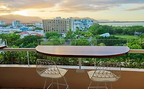 Hilton Cairns Hotel Exterior photo