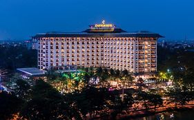 Chatrium Hotel Royal Lake Yangon Exterior photo