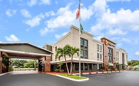 La Quinta By Wyndham St. Petersburg Northeast *Newly Renovated Hotel Exterior photo