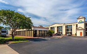 Days Inn By Wyndham Hampton Near Coliseum Convention Center Exterior photo