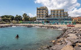 Hotel Bellevue Et Mediterranee Diano Marina Exterior photo