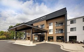 Courtyard Grand Rapids Airport Hotel Exterior photo