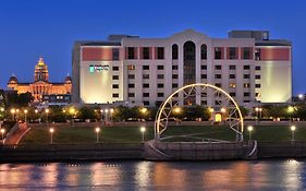 Embassy Suites Des Moines Downtown Exterior photo