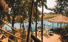 Happy Lemon Tree Lodge Sauraha Exterior photo