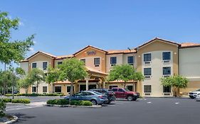 Comfort Inn & Suites Northeast - Gateway St. Petersburg Exterior photo