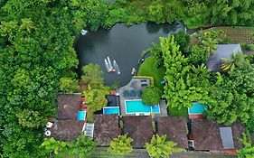 Athirapally Green Trees Hotel Athirappilly Exterior photo