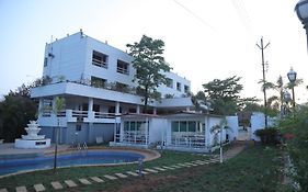 Hotel Reemz Chiplun Exterior photo