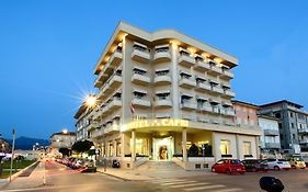 Hotel Capri & Residence Lido di Camaiore Exterior photo