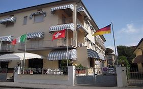 Hotel Perla Del Mare Lido di Camaiore Exterior photo