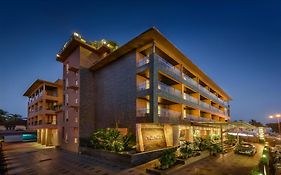 The Acacia Hotel & Spa Candolim Exterior photo