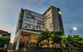 Yello Hotel Jemursari Surabaya Exterior photo