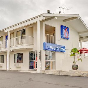 Motel 6 Portland Ctrl Exterior photo