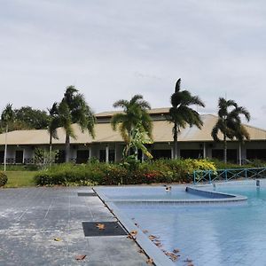 Oyo 89972 Borneo Paradise Beach Hotel Kinarut Exterior photo