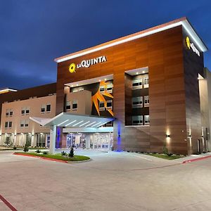 La Quinta Inn & Suites By Wyndham Dallas/Fairpark Exterior photo