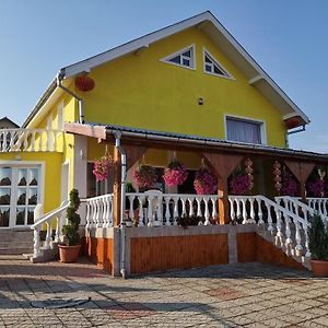 Stars Livezeni Hotel Ivanesti Exterior photo