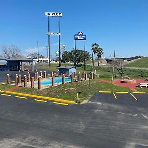 The Country Corner Inn Devine Exterior photo