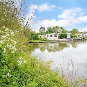 Fantastic Villa In Ooltgensplaat With Jetty Exterior photo