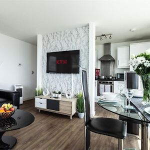 Central Milton Keynes Dual Suite Apartment with Parking Exterior photo