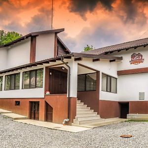 Hatasul Bunicului Hotel Arefu Exterior photo