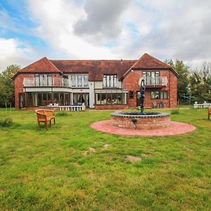 Barnfields Retreat Bed & Breakfast Little Clacton Exterior photo