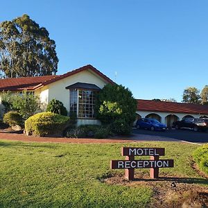 Mcnevins Warwick Motel Exterior photo