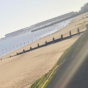 Lovely 2-Bed Caravan In Walton On The Naze Apartment Exterior photo