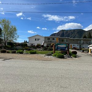 Holiday Beach Resort Motel Okanagan Falls Exterior photo