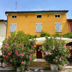 La Casa Tra I Vigneti Bed & Breakfast Montecalvo Versiggia Exterior photo