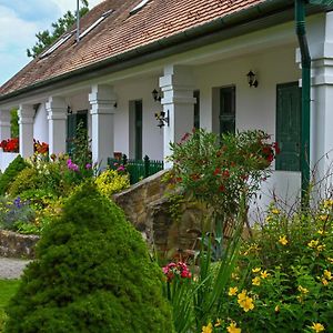 Falubiro Vendeghaza Bed & Breakfast Bekolce Exterior photo