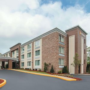 La Quinta By Wyndham Sturbridge Hotel Exterior photo