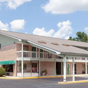 Days Inn By Wyndham Columbia Ne Fort Jackson Exterior photo