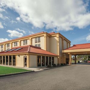 Majestica Inn And Suites North Canton Exterior photo