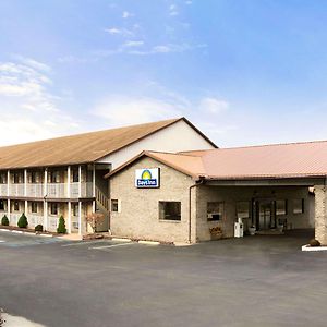 Days Inn By Wyndham Huntington Pea Ridge Exterior photo