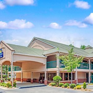 Days Inn & Suites By Wyndham Peachtree City Exterior photo