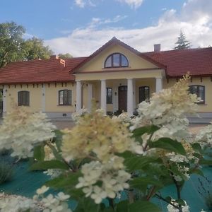 Dom Weselny 'Dwor W Jurowcach' Bed & Breakfast Sanok Exterior photo