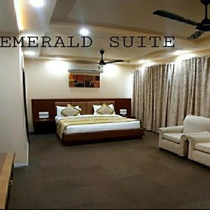 The Emerald Club ,Rajkot Hotel Exterior photo