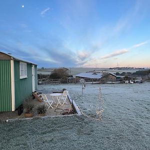 Toms Hut And Robins Rest Shepherd Huts Near Wadebridge Villa Exterior photo