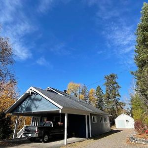 Le Chalet Bleu, Aux Pieds Des Monts-Valin Villa Saint-David-de-Falardeau Exterior photo