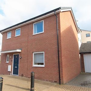 Three Bedroom Flipside: Aylesbury Serviced Home with Wi-Fi & Parking Exterior photo