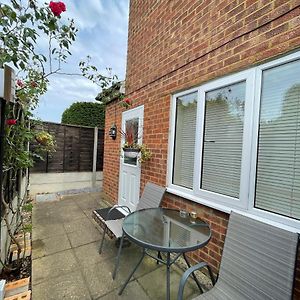 Studio-2 Staines,Heathrow, London-Own Entrance Apartment Exterior photo