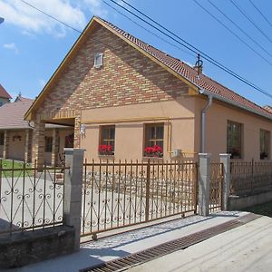 Tavi Feszek Vendeghaz Hotel Bank  Exterior photo