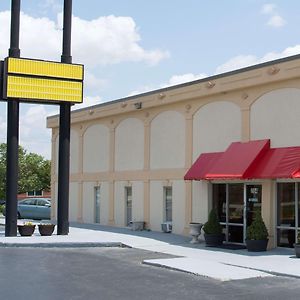 Super 8 By Wyndham Greensboro Hotel Exterior photo