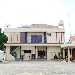 Homestay Griya Kinasih Syariah Pati Mitra Reddoorz Exterior photo