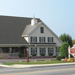 Country Living Inn Lancaster Exterior photo