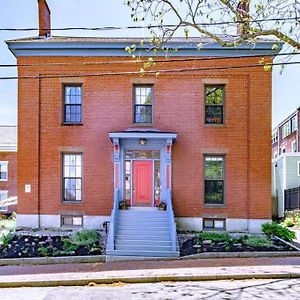 Historic Corner Apartment With Patio & Off Street Parking Portland Exterior photo