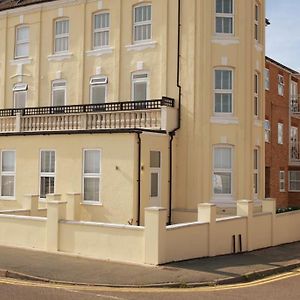 Space Apartments - King Size Beds -Balcony -Sea Front Location - Wifi - 6 Harwich Exterior photo