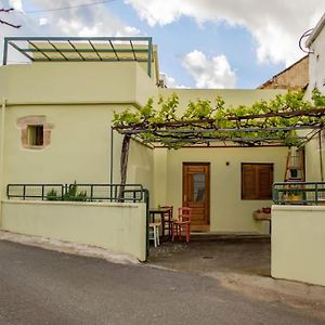 Traditional House In Fres Villa Kares Exterior photo